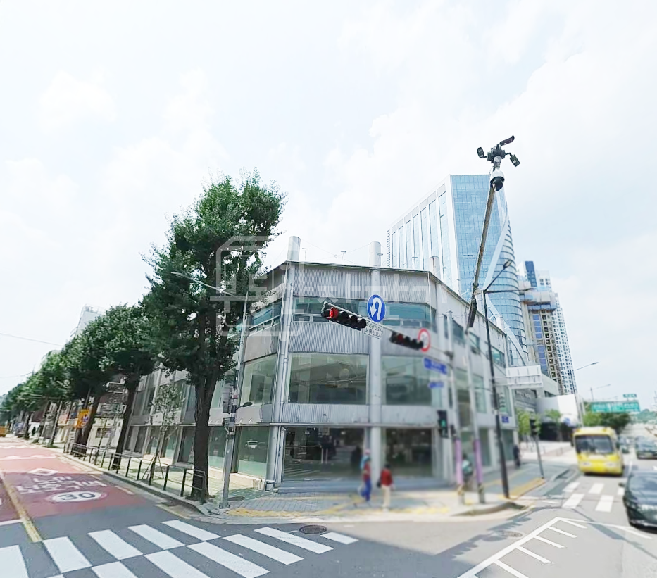 서울 성동구 성수동1가 뚝섬역사거리 대로변, 뚝섬역 4분, 지상3층~1층 단독건물 통임대 월세 매물번호 27753 사진 1