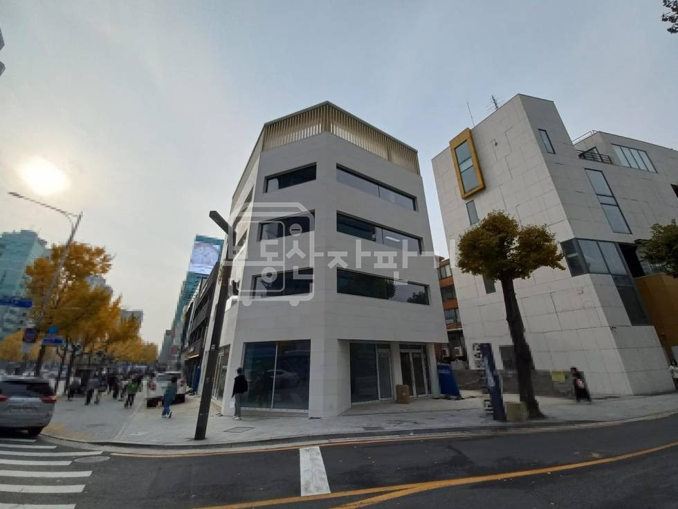 서울 강남구 신사동 신사역3분 가로수길, 지상5층, 지하1층 리모델링건물 통임대 월세 매물번호 16089 사진 1