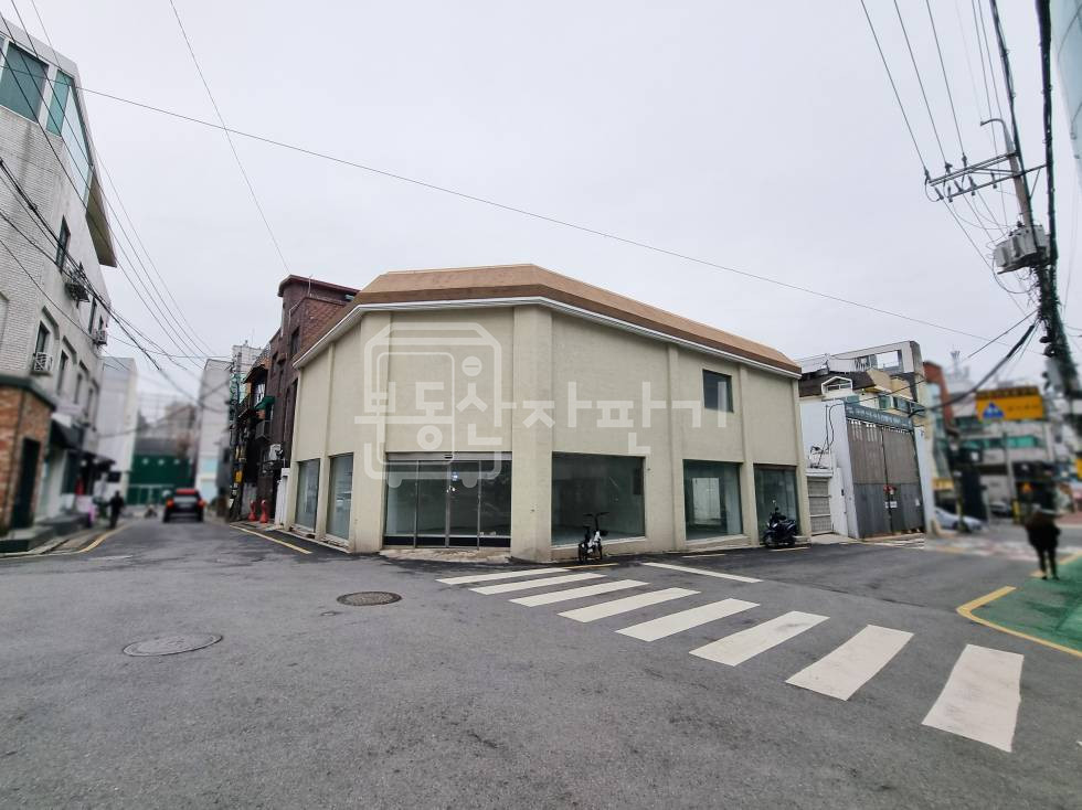 서울 강남구 신사동 가로수길, 지상2층~지하1층 단독건물 통임대 월세 매물번호 20373 사진 1